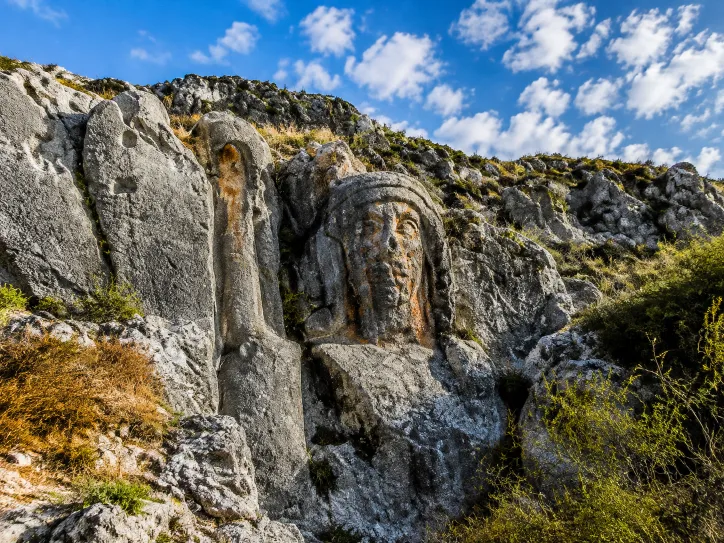 Antakya Charonion, Cehennem Kayıkçısı kaya kabartması