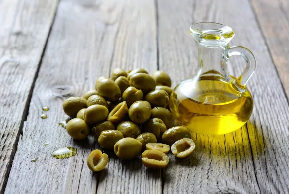 Yeşil halhalı zeytin ve zeytinyağı