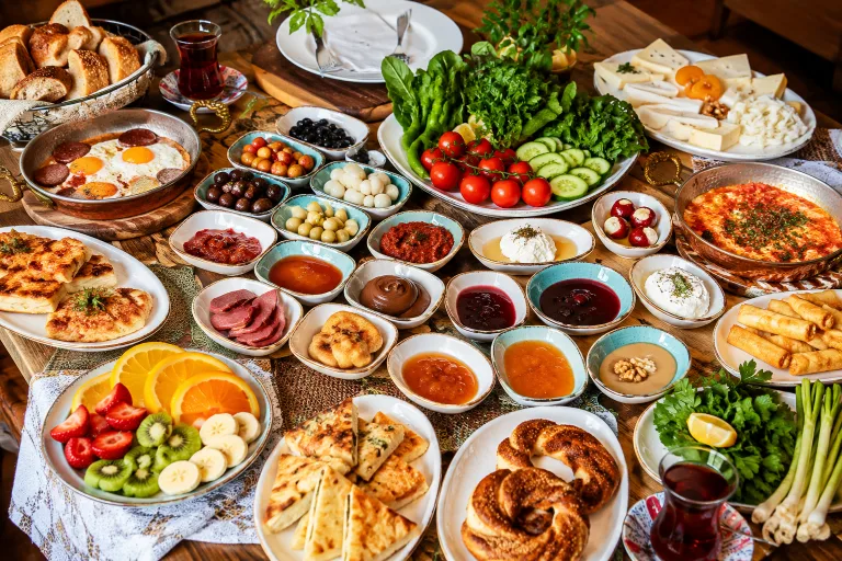 Hatay usulü serpme kahvaltı sofrası