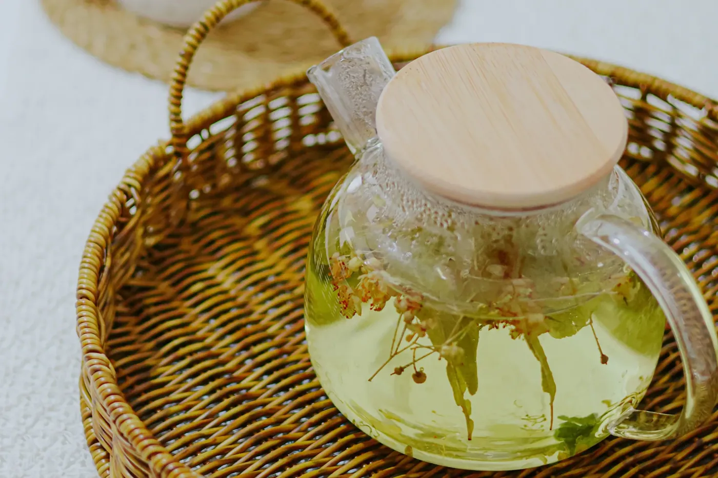 Kurutulmuş ihlamur çiçekleri ve bitki çayı