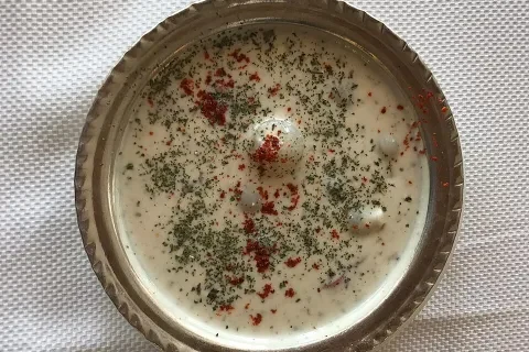 Hatay kumbursiye çorbası, etli nohutlu yoğurt çorbası