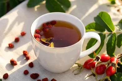 Kurutulmuş kuşburnu meyveleri ve demlenmiş kuşburnu çayı
