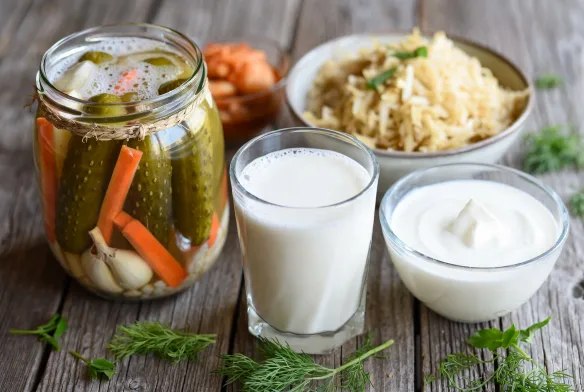 Kefir, yoğurt ve ev yapımı turşu gibi fermente gıdalar