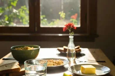 Güneşli bir sabah, su bardağı ve kahvaltı sofrası