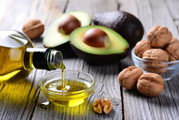 Sızma zeytinyağı, ceviz ve avokado gibi sağlıklı yağ kaynakları