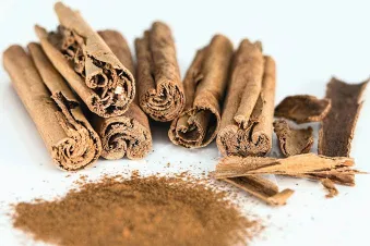 Tarçın çubukları ve toz tarçın