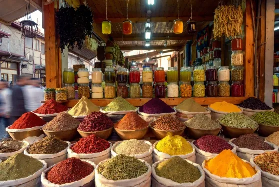 Baharat ve yöresel ürün dizili çarşı tezgahı