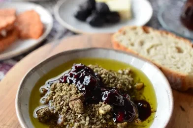 Hatay zahter kahvaltısı, zeytinyağı ve nar ekşisiyle